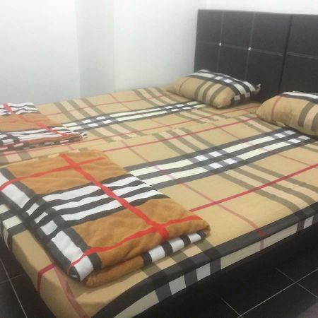 Jiaxin Hostel Ulu Tiram Buitenkant foto