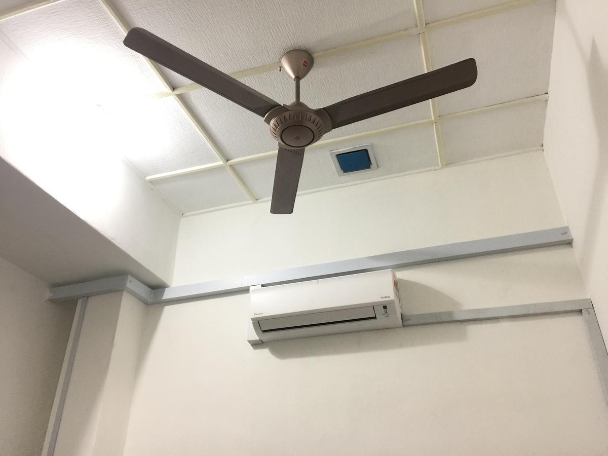 Jiaxin Hostel Ulu Tiram Buitenkant foto