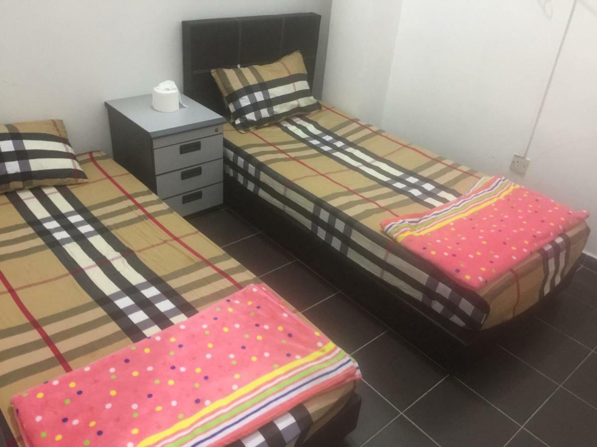 Jiaxin Hostel Ulu Tiram Buitenkant foto