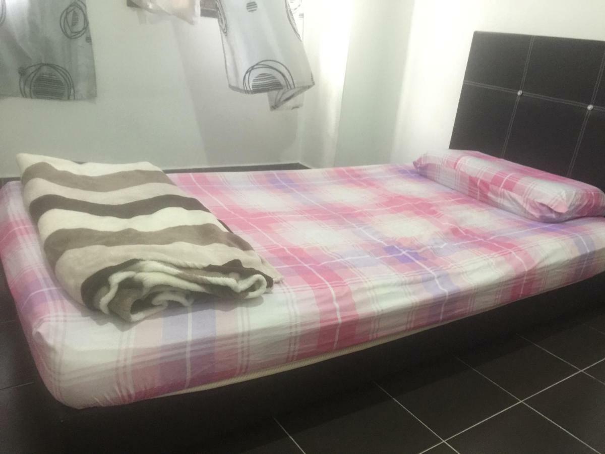 Jiaxin Hostel Ulu Tiram Buitenkant foto